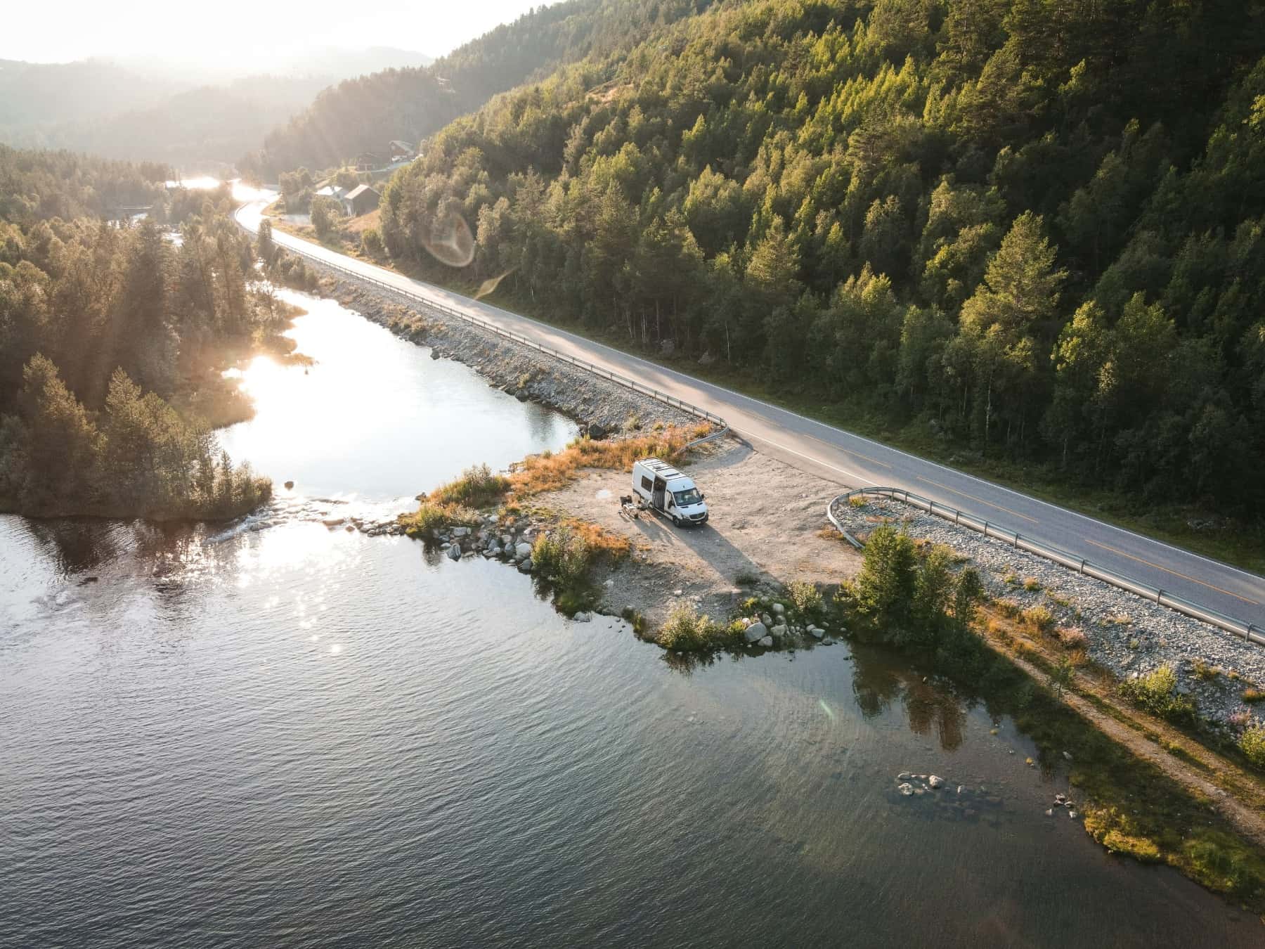 Wohnmobil an einen Fluss in Norwegen