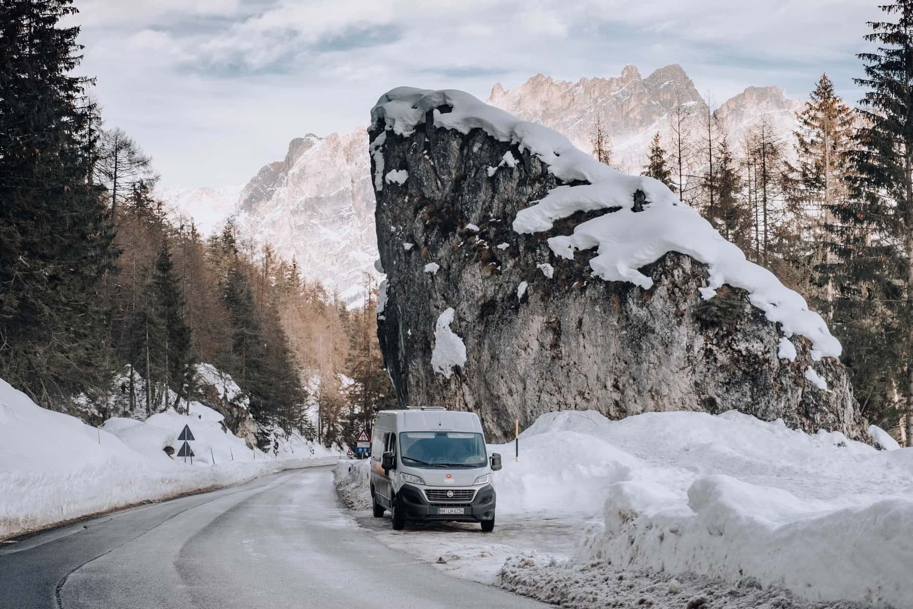Wohnmobil an einen Fluss in Norwegen