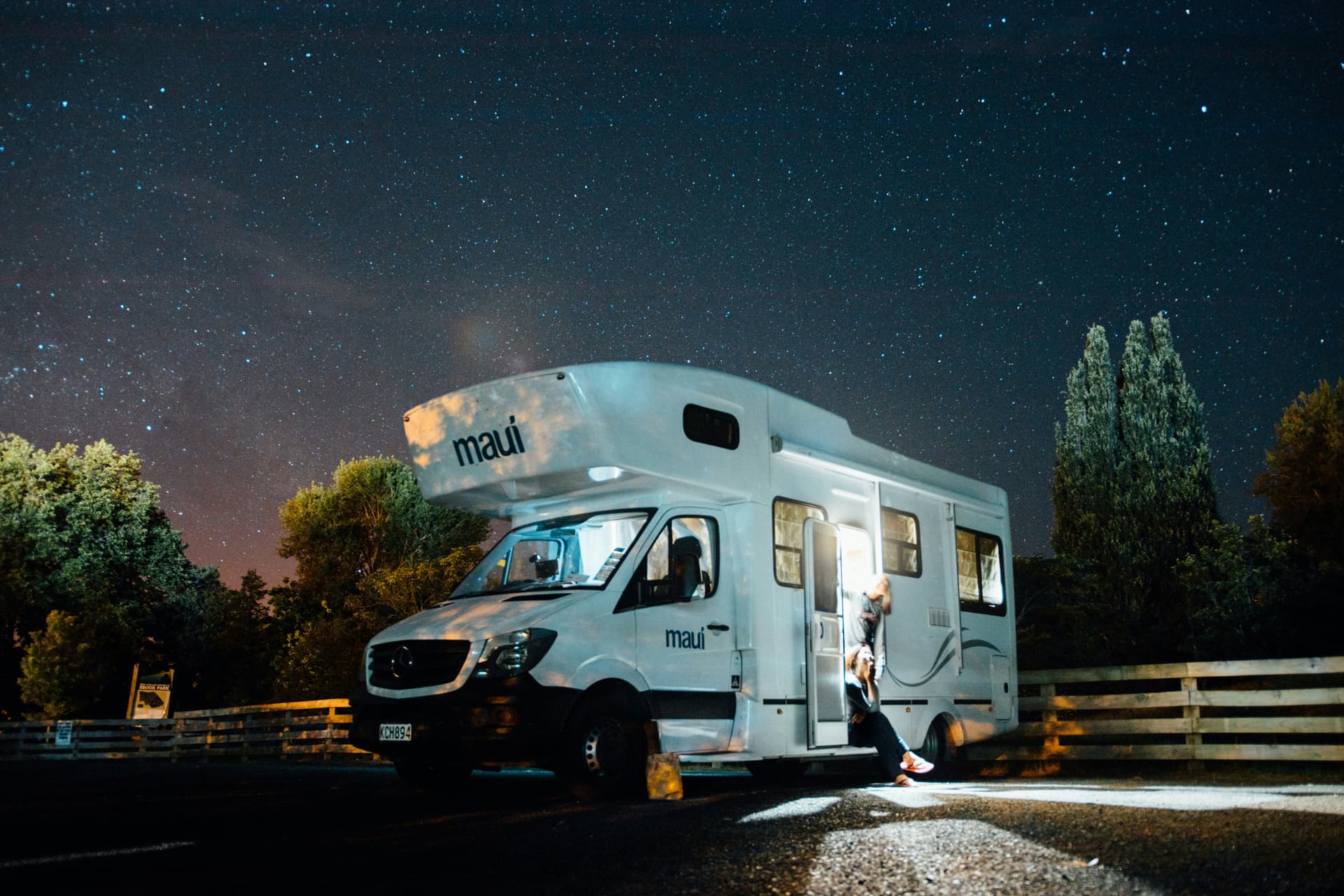 Wohnmobil im freien unter einem klaren Sternenhimmel